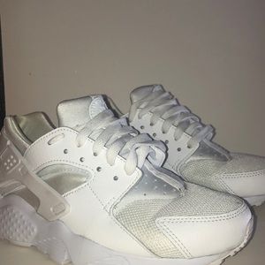 WHITE NIKE HUARACHES